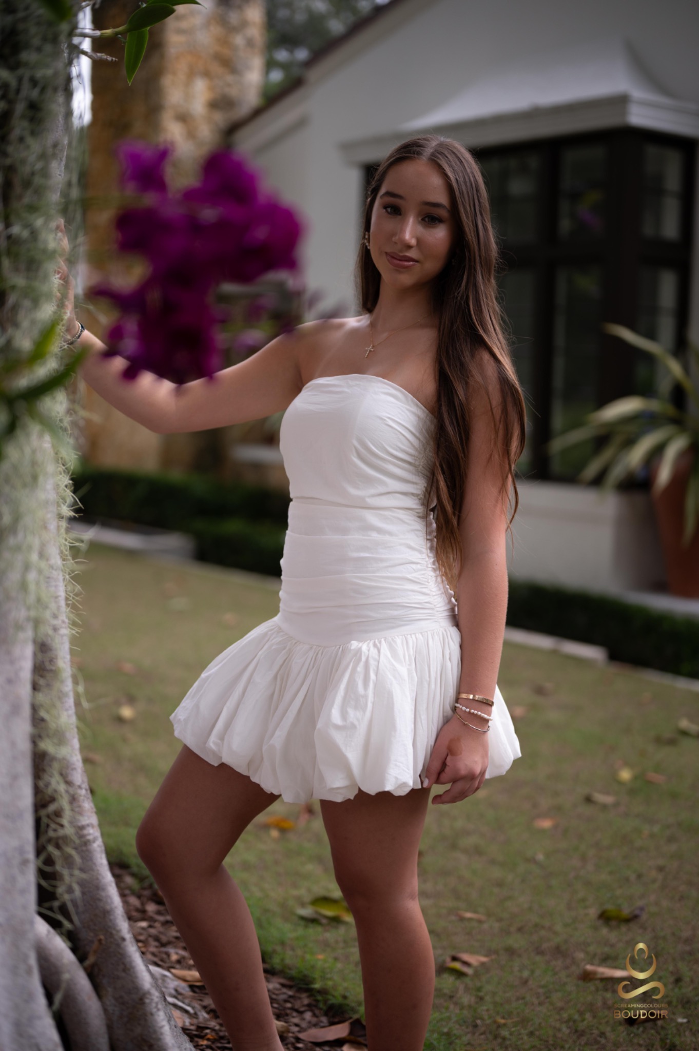 Individual outdoor portrait of a young woman
